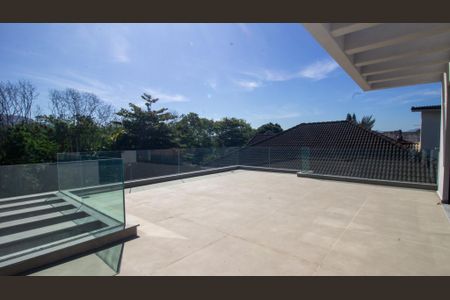 Casa à venda com 330m², 5 quartos e 2 vagas Casa à venda com 330m², 5 quartos e 2 vagasTerraço