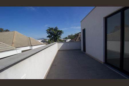 Casa à venda com 330m², 5 quartos e 2 vagas Casa à venda com 330m², 5 quartos e 2 vagasTerraço