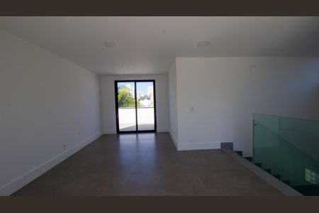 Casa à venda com 330m², 5 quartos e 2 vagas Casa à venda com 330m², 5 quartos e 2 vagasSotão