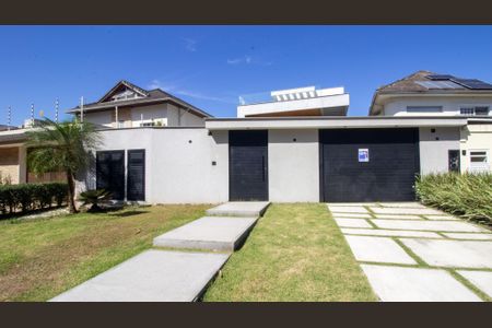 Casa à venda com 330m², 5 quartos e 2 vagas Casa à venda com 330m², 5 quartos e 2 vagasFachada da Casa