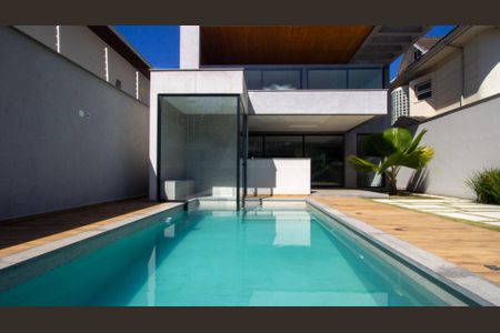 Casa à venda com 330m², 5 quartos e 2 vagas Casa à venda com 330m², 5 quartos e 2 vagasQuintal