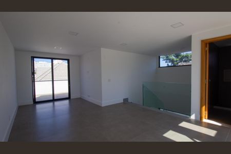 Casa à venda com 330m², 5 quartos e 2 vagas Casa à venda com 330m², 5 quartos e 2 vagasSotão