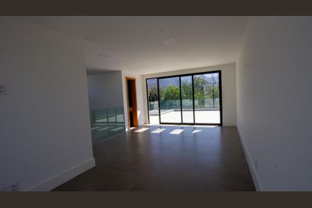 Casa à venda com 330m², 5 quartos e 2 vagas Casa à venda com 330m², 5 quartos e 2 vagasSotão