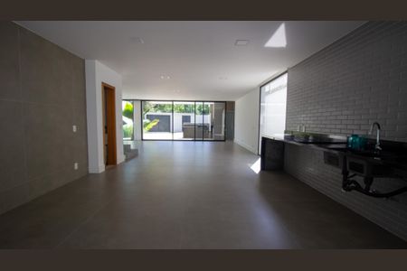 Casa à venda com 330m², 5 quartos e 2 vagas Casa à venda com 330m², 5 quartos e 2 vagasCozinha