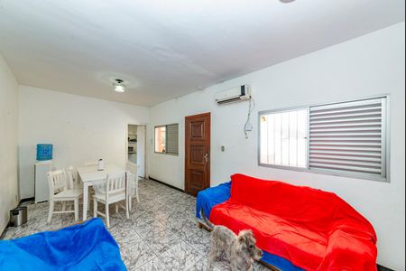 Casa à venda com 440m², 4 quartos e 5 vagas Casa à venda com 440m², 4 quartos e 5 vagasSala