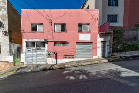 Casa à venda com 440m², 4 quartos e 5 vagas Casa à venda com 440m², 4 quartos e 5 vagasFachada