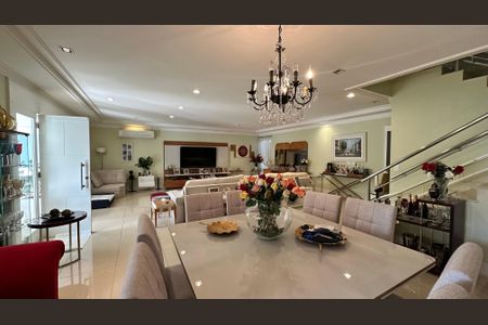 Casa à venda com 508m², 4 quartos e 5 vagas Casa à venda com 508m², 4 quartos e 5 vagasSala