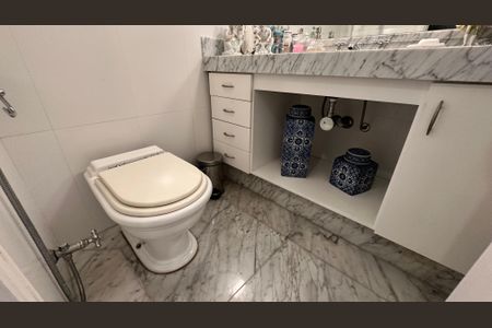 Casa à venda com 508m², 4 quartos e 5 vagas Casa à venda com 508m², 4 quartos e 5 vagasBanheiro social