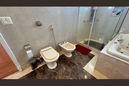 Casa à venda com 508m², 4 quartos e 5 vagas Casa à venda com 508m², 4 quartos e 5 vagasBanheiro da Suíte 1