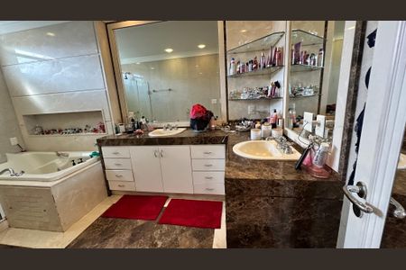 Casa à venda com 508m², 4 quartos e 5 vagas Casa à venda com 508m², 4 quartos e 5 vagasBanheiro da Suíte 1