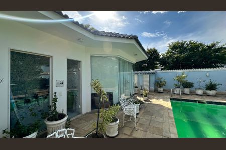 Casa à venda com 508m², 4 quartos e 5 vagas Casa à venda com 508m², 4 quartos e 5 vagasÁrea Externa