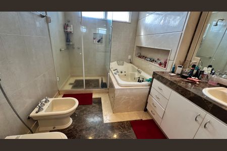 Casa à venda com 508m², 4 quartos e 5 vagas Casa à venda com 508m², 4 quartos e 5 vagasBanheiro da Suíte 1