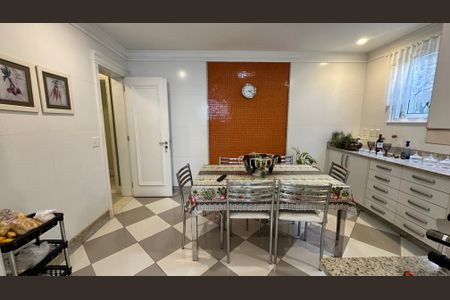 Casa à venda com 508m², 4 quartos e 5 vagas Casa à venda com 508m², 4 quartos e 5 vagasCozinha