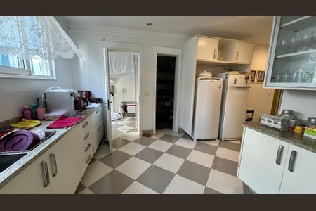 Casa à venda com 508m², 4 quartos e 5 vagas Casa à venda com 508m², 4 quartos e 5 vagasCozinha