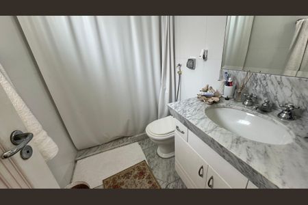 Casa à venda com 508m², 4 quartos e 5 vagas Casa à venda com 508m², 4 quartos e 5 vagasBanheiro da Suíte 2