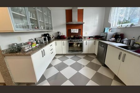 Casa à venda com 508m², 4 quartos e 5 vagas Casa à venda com 508m², 4 quartos e 5 vagasCozinha