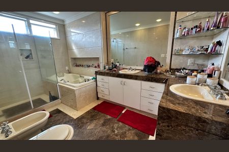 Casa à venda com 508m², 4 quartos e 5 vagas Casa à venda com 508m², 4 quartos e 5 vagasBanheiro da Suíte 1