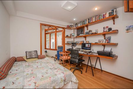 Casa à venda com 378m², 4 quartos e sem vaga
