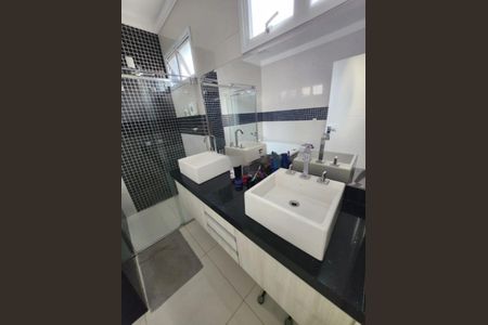 Casa de condomínio à venda com 389m², 4 quartos e 5 vagas Casa de condomínio à venda com 389m², 4 quartos e 5 vagasBanheiro