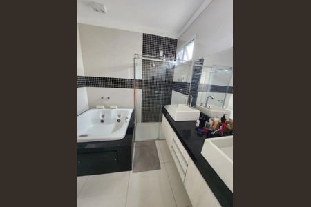 Casa de condomínio à venda com 389m², 4 quartos e 5 vagas Casa de condomínio à venda com 389m², 4 quartos e 5 vagasBanheiro