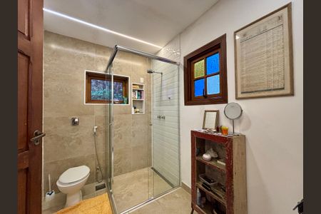 Casa à venda com 246m², 6 quartos e 3 vagas Casa à venda com 246m², 6 quartos e 3 vagasBanheiro 2