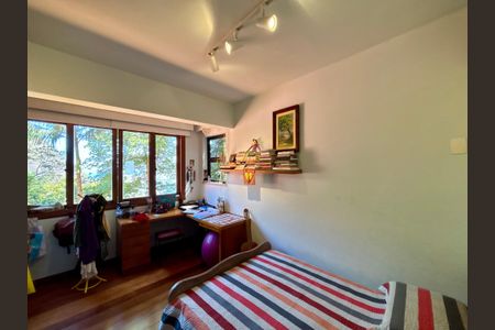 Casa à venda com 246m², 6 quartos e 3 vagas Casa à venda com 246m², 6 quartos e 3 vagasQuarto 1