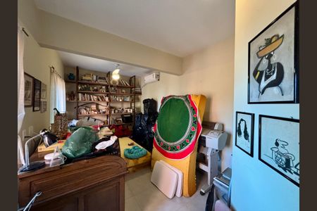 Casa à venda com 246m², 6 quartos e 3 vagas Casa à venda com 246m², 6 quartos e 3 vagasQuarto 4