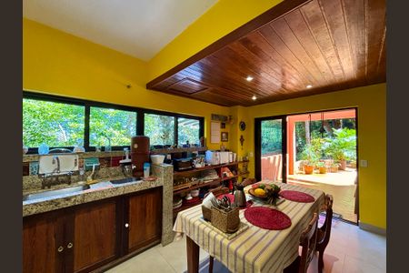 Casa à venda com 246m², 6 quartos e 3 vagas Casa à venda com 246m², 6 quartos e 3 vagasCozinha