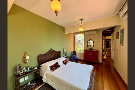 Casa à venda com 246m², 6 quartos e 3 vagas Casa à venda com 246m², 6 quartos e 3 vagasSuíte