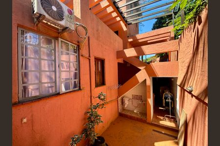 Casa à venda com 246m², 6 quartos e 3 vagas Casa à venda com 246m², 6 quartos e 3 vagasÁrea de serviço
