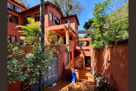 Casa à venda com 246m², 6 quartos e 3 vagas Casa à venda com 246m², 6 quartos e 3 vagasÁrea Externa