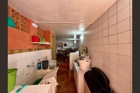 Casa à venda com 246m², 6 quartos e 3 vagas Casa à venda com 246m², 6 quartos e 3 vagasÁrea de Serviço