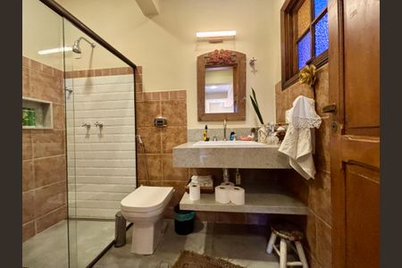 Casa à venda com 246m², 6 quartos e 3 vagas Casa à venda com 246m², 6 quartos e 3 vagasBanheiro 1