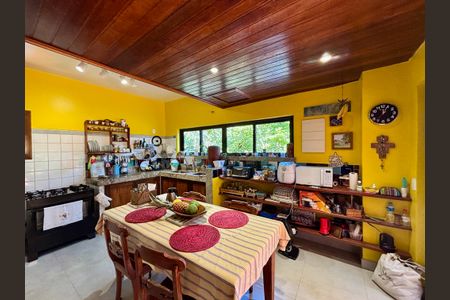 Casa à venda com 246m², 6 quartos e 3 vagas Casa à venda com 246m², 6 quartos e 3 vagasCozinha