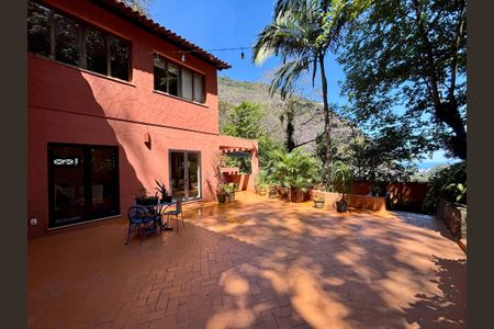 Casa à venda com 246m², 6 quartos e 3 vagas Casa à venda com 246m², 6 quartos e 3 vagasÁrea Externa