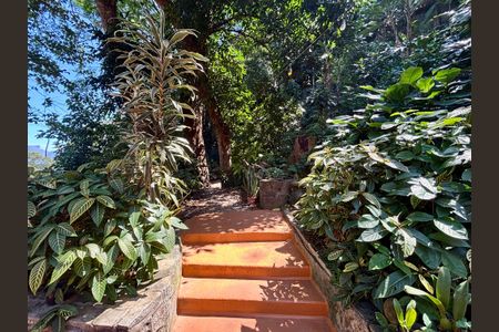 Casa à venda com 246m², 6 quartos e 3 vagas Casa à venda com 246m², 6 quartos e 3 vagasÁrea Externa