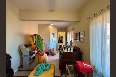Casa à venda com 246m², 6 quartos e 3 vagas Casa à venda com 246m², 6 quartos e 3 vagasQuarto 4