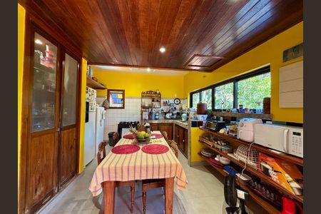 Casa à venda com 246m², 6 quartos e 3 vagas Casa à venda com 246m², 6 quartos e 3 vagasCozinha