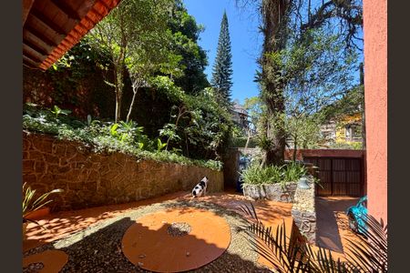 Casa à venda com 246m², 6 quartos e 3 vagas Casa à venda com 246m², 6 quartos e 3 vagasÁrea Externa