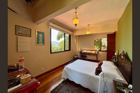 Casa à venda com 246m², 6 quartos e 3 vagas Casa à venda com 246m², 6 quartos e 3 vagasSuíte