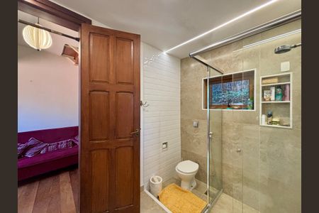 Casa à venda com 246m², 6 quartos e 3 vagas Casa à venda com 246m², 6 quartos e 3 vagasBanheiro 2