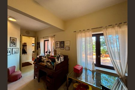 Casa à venda com 246m², 6 quartos e 3 vagas Casa à venda com 246m², 6 quartos e 3 vagasQuarto 4