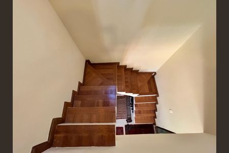 Casa à venda com 246m², 6 quartos e 3 vagas Casa à venda com 246m², 6 quartos e 3 vagasEscada