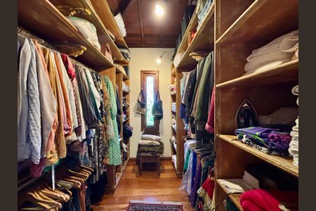 Casa à venda com 246m², 6 quartos e 3 vagas Casa à venda com 246m², 6 quartos e 3 vagasCloset da suíte