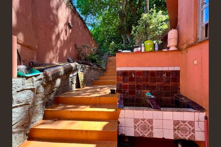 Casa à venda com 246m², 6 quartos e 3 vagas Casa à venda com 246m², 6 quartos e 3 vagasEscada