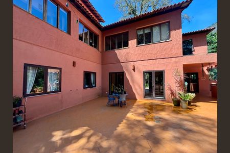 Casa à venda com 246m², 6 quartos e 3 vagas Casa à venda com 246m², 6 quartos e 3 vagasÁrea Externa