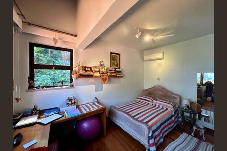 Casa à venda com 246m², 6 quartos e 3 vagas Casa à venda com 246m², 6 quartos e 3 vagasQuarto 1