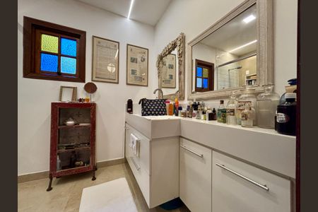 Casa à venda com 246m², 6 quartos e 3 vagas Casa à venda com 246m², 6 quartos e 3 vagasBanheiro 2