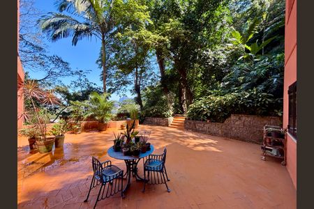 Casa à venda com 246m², 6 quartos e 3 vagas Casa à venda com 246m², 6 quartos e 3 vagasÁrea Externa