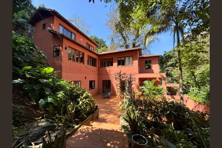 Casa à venda com 246m², 6 quartos e 3 vagas Casa à venda com 246m², 6 quartos e 3 vagasÁrea Externa